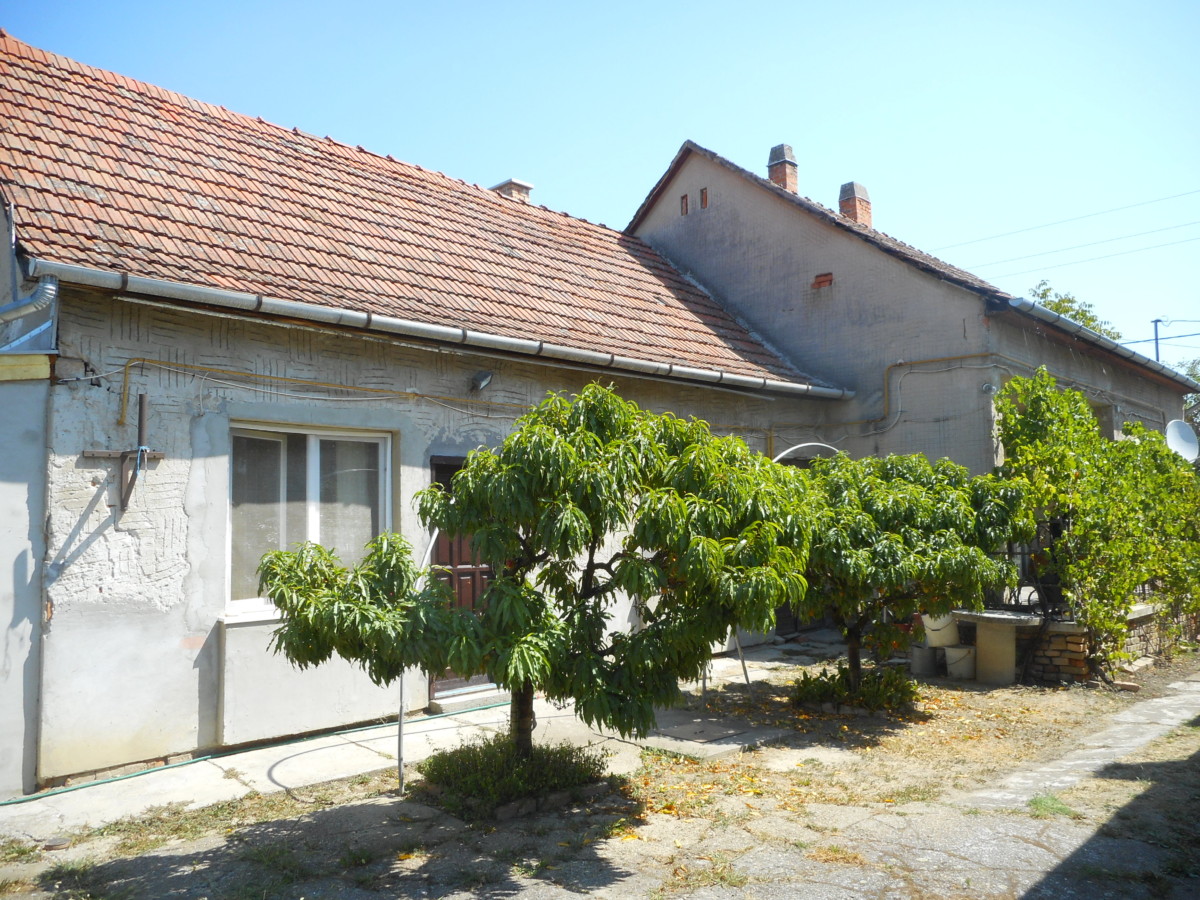 Szeged- Szőregen két gnerációs családi ház eladó