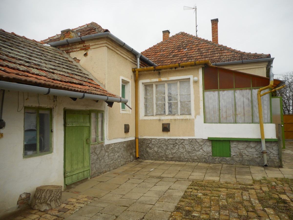 Szeged- Szőregen 2,5 szobás téglaépítésű családi ház eladó